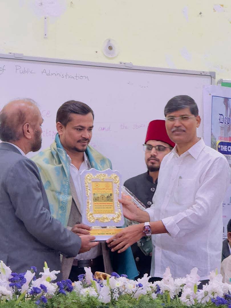 मोहम्मद रुक्नुद्दीन न तो उर्दू को पतनशील मानते हैं, न ही आधुनिक तकनीक से दूर