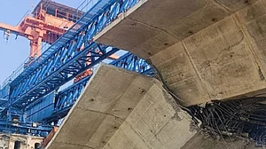 बिहारः भ्रष्टाचार की भेंट चढ़ा एक और पुल! गोपालगंज में करोड़ों की लागत से बन रहा पुल ढहा, कोई हताहत नहीं