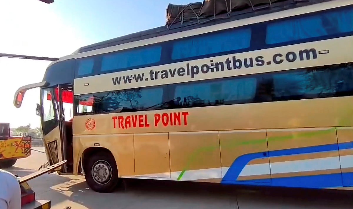 हाथरस में यमुना एक्सप्रेसवे पर डबल डेकर बस और वैन की टक्कर में तीन महिलाओं समेत छह लोगों की मौत
