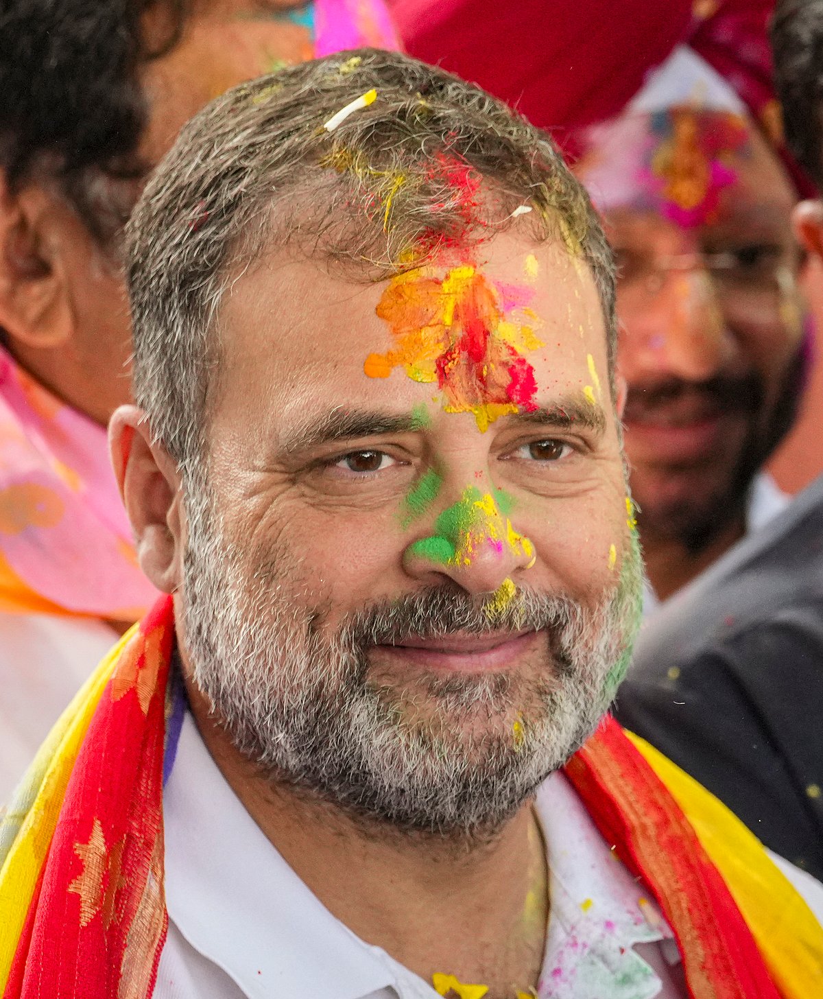 देशभर में हर्षोल्लास के साथ मनाया जा रहा होली का त्योहार, राहुल गांधी ने नेताओं-कार्यकर्ताओं के साथ मनाई होली