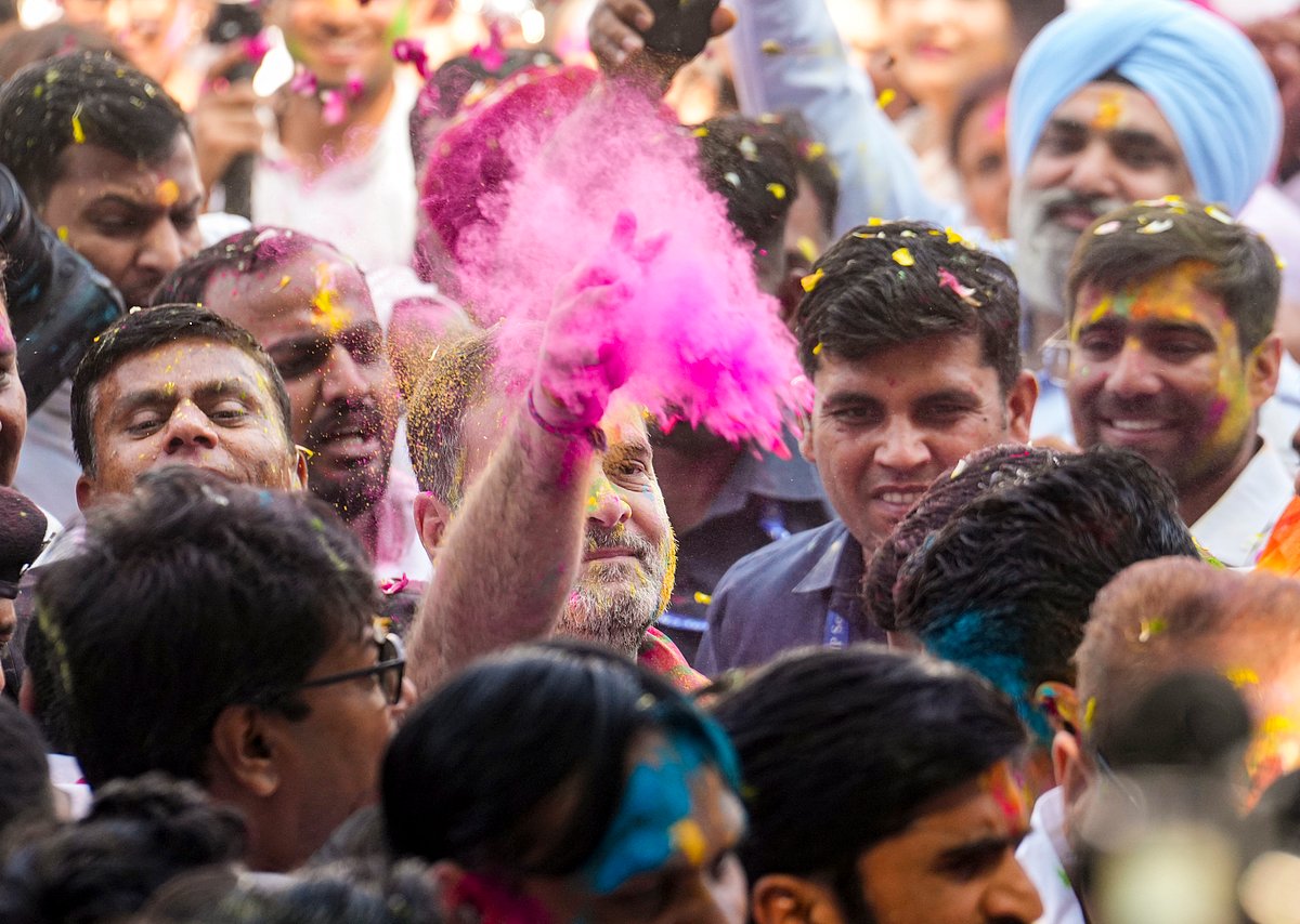 देशभर में हर्षोल्लास के साथ मनाया जा रहा होली का त्योहार, राहुल गांधी ने नेताओं-कार्यकर्ताओं के साथ मनाई होली