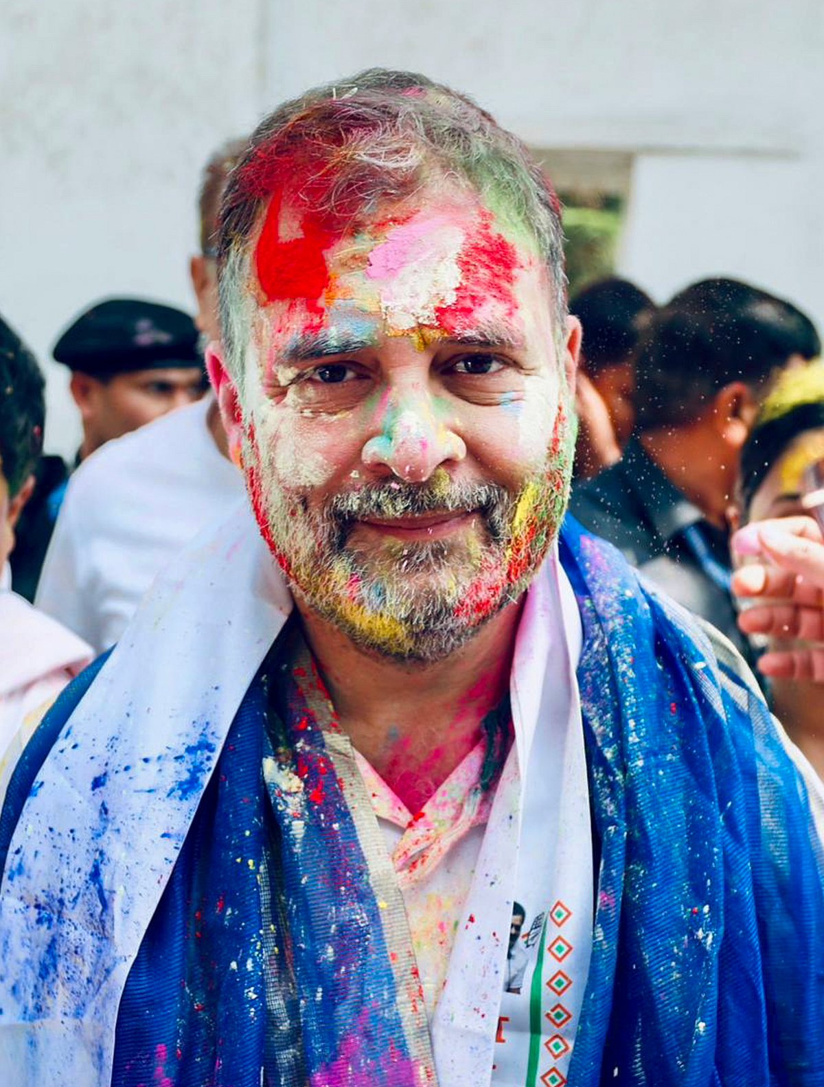 देशभर में हर्षोल्लास के साथ मनाया जा रहा होली का त्योहार, राहुल गांधी ने नेताओं-कार्यकर्ताओं के साथ मनाई होली