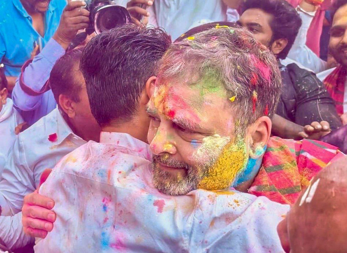 देशभर में हर्षोल्लास के साथ मनाया जा रहा होली का त्योहार, राहुल गांधी ने नेताओं-कार्यकर्ताओं के साथ मनाई होली