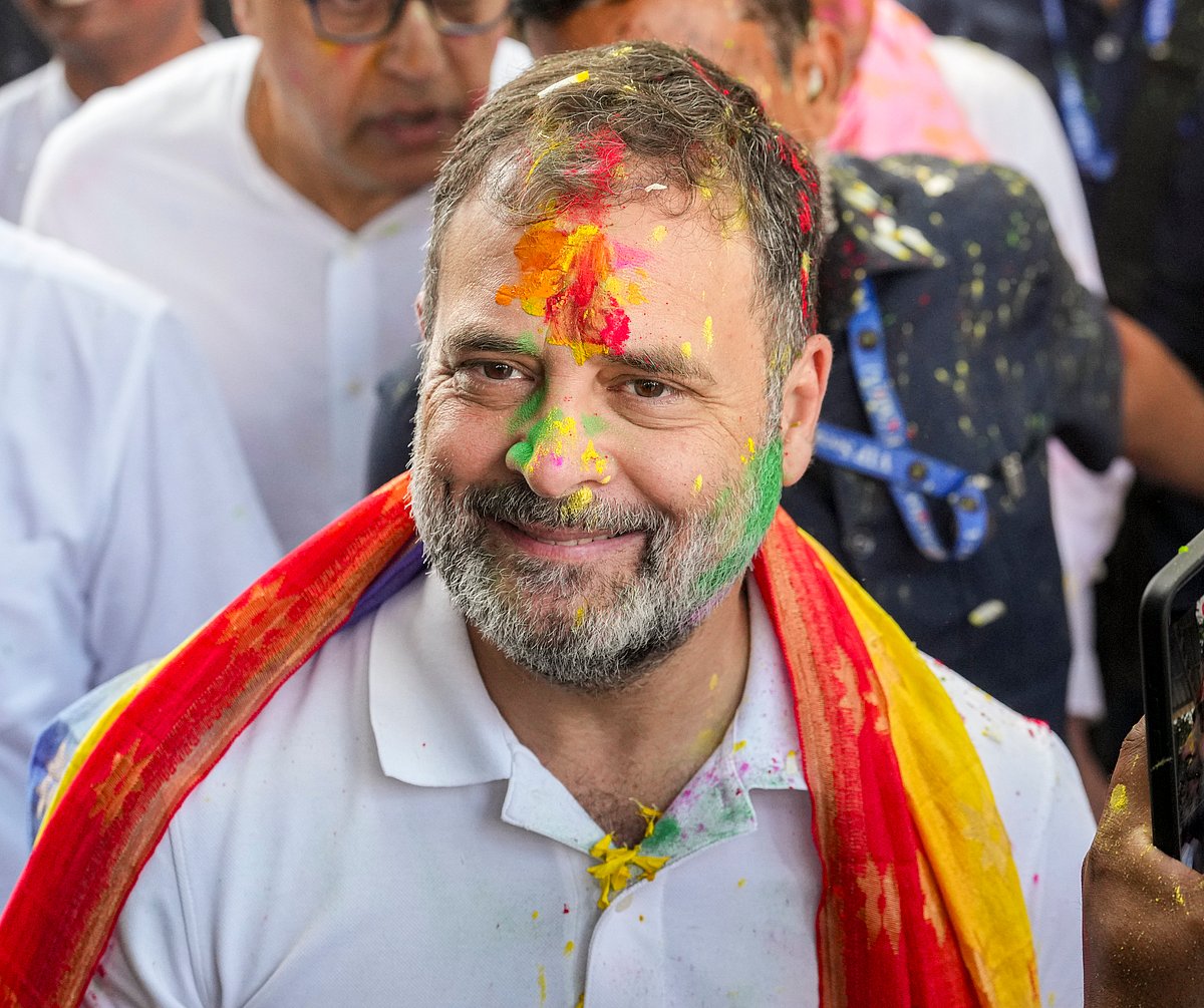 देशभर में हर्षोल्लास के साथ मनाया जा रहा होली का त्योहार, राहुल गांधी ने नेताओं-कार्यकर्ताओं के साथ मनाई होली