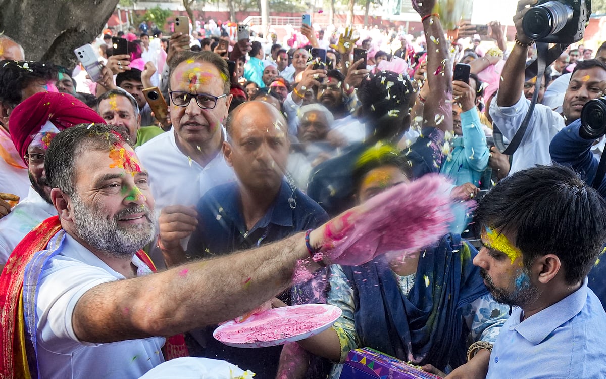 देशभर में हर्षोल्लास के साथ मनाया जा रहा होली का त्योहार, राहुल गांधी ने नेताओं-कार्यकर्ताओं के साथ मनाई होली