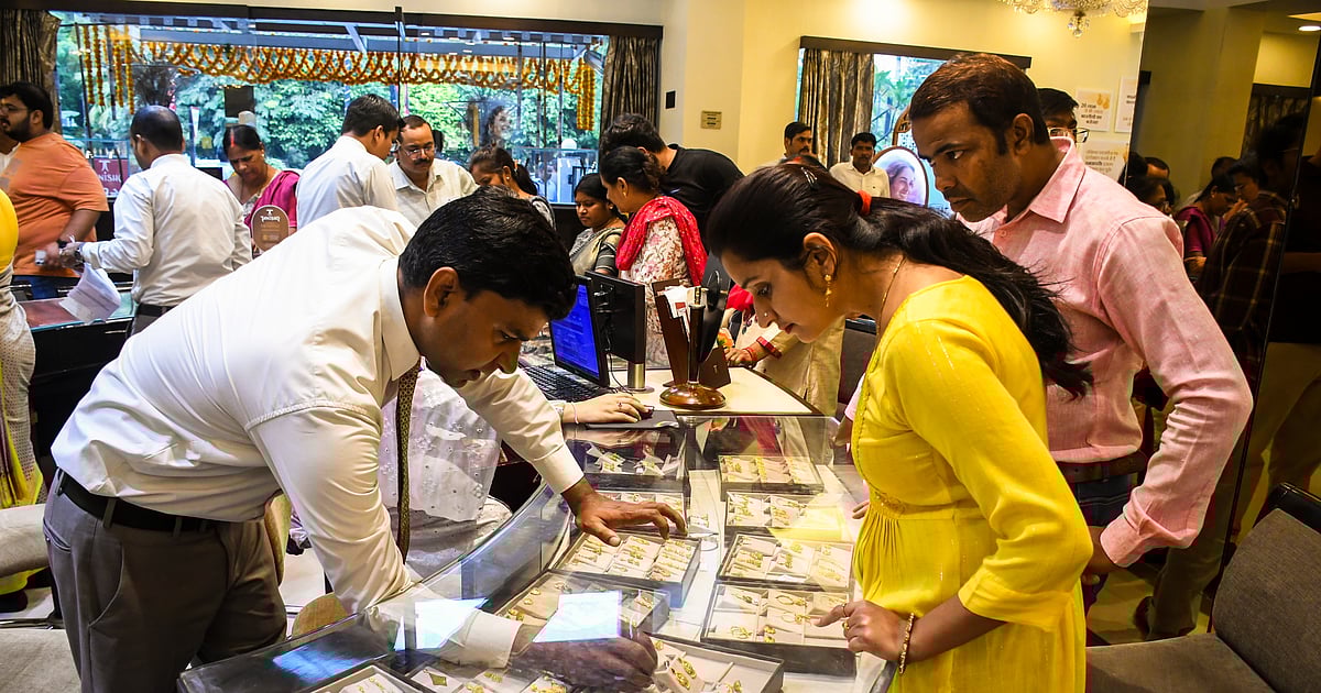 अर्थतंत्र की खबरें: सोना और चांदी के दामों में बड़ी गिरावट और ईरान युद्ध के बीच भारत के पास कितना बचा तेल?