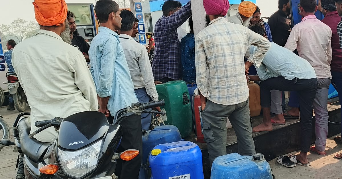 उत्तर प्रदेश: पश्चिम एशिया में जारी संघर्ष के कारण ईंधन संकट की अफवाह, पेट्रोल पंप के बाहर लंबी कतारें