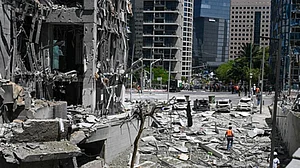 कतर में फंसे भारतीयों के लिए दूतावास ने जारी की एडवाइजरी, जरूरी होने पर ही बाहर निकलने की दी सलाह