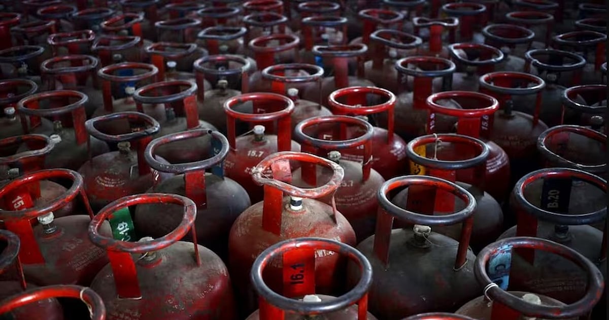 बड़ी खबर LIVE: मिडिल ईस्ट युद्ध के बीच भारतीयों को महंगाई का झटका, रसोई गैस सिलेंडर हुए महंगे, जानें कितने बढ़े दाम