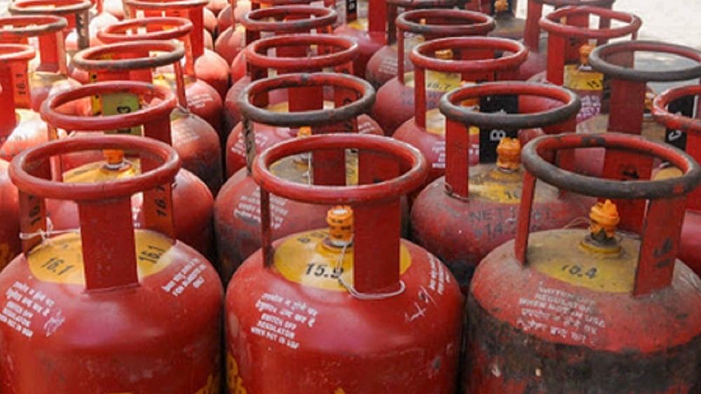 ईरान जंग का असर! केंद्र ने एलपीजी सिलेंडर की बुकिंग अवधि बढ़ाई, जमाखोरी रोकना मकसद बताया