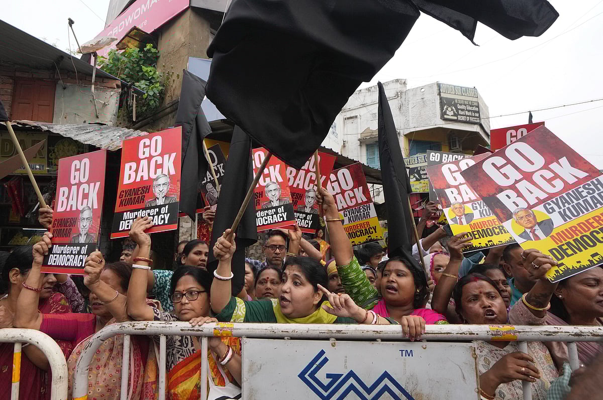 कोलकाता के कालीघाट मंदिर के बाहर मुख्य निर्वाचन आयुक्त को दिखाए गए काले झंडे