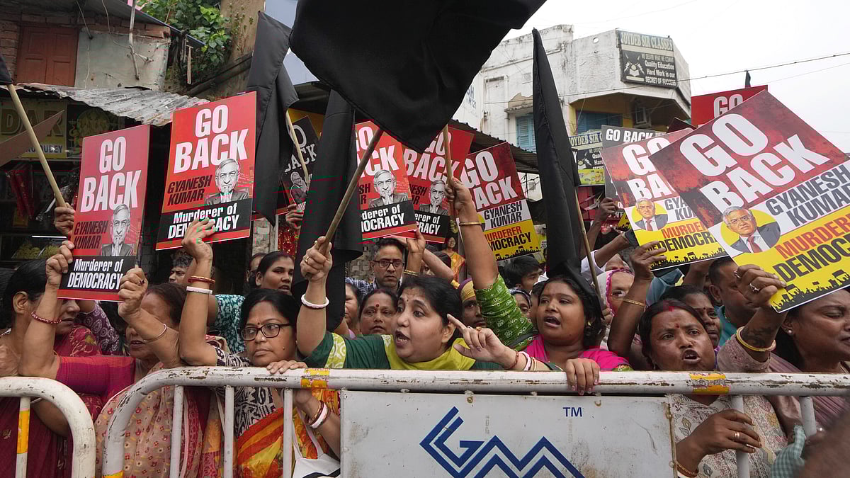 कोलकाता के कालीघाट मंदिर के बाहर मुख्य निर्वाचन आयुक्त को दिखाए गए काले झंडे