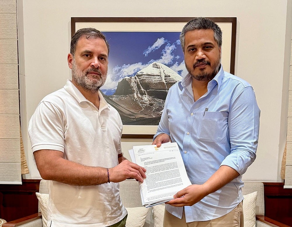 बारामती प्लेन क्रैश: रोहित पवार ने राहुल गांधी से की मुलाकात, निष्पक्ष जांच की मांग उठाने की अपील की