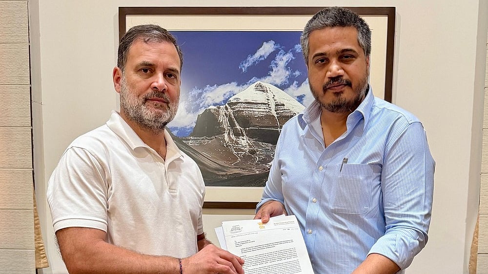 बारामती प्लेन क्रैश: रोहित पवार ने राहुल गांधी से की मुलाकात, निष्पक्ष जांच की मांग उठाने की अपील की