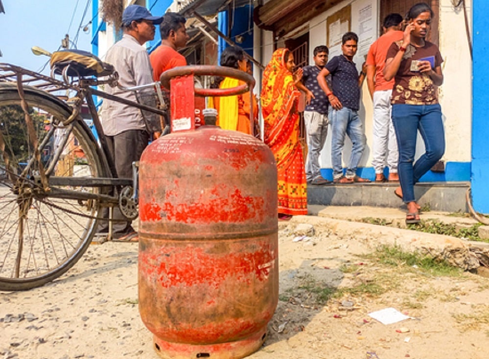 LPG संकट गहराया, ग्रामीण इलाकों में 25 दिन नहीं, अब 45 दिन में होगी सिलेंडर की बुकिंग