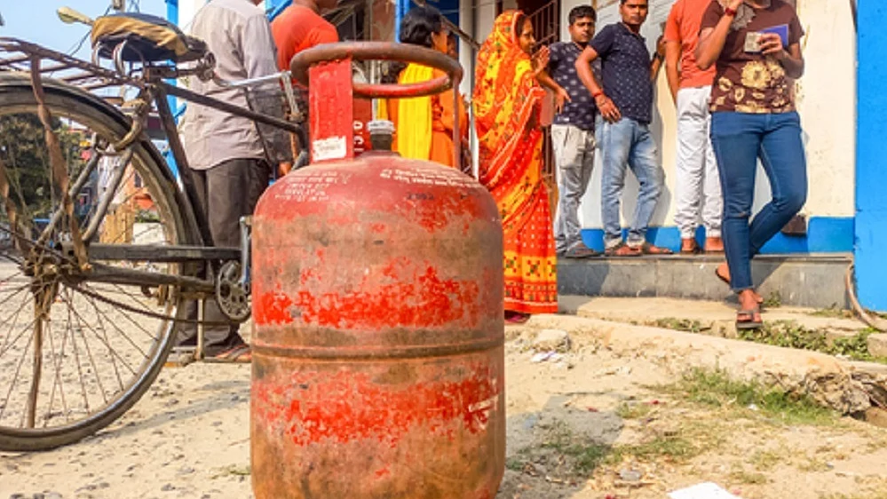 LPG संकट गहराया, ग्रामीण इलाकों में 25 दिन नहीं, अब 45 दिन में होगी सिलेंडर की बुकिंग