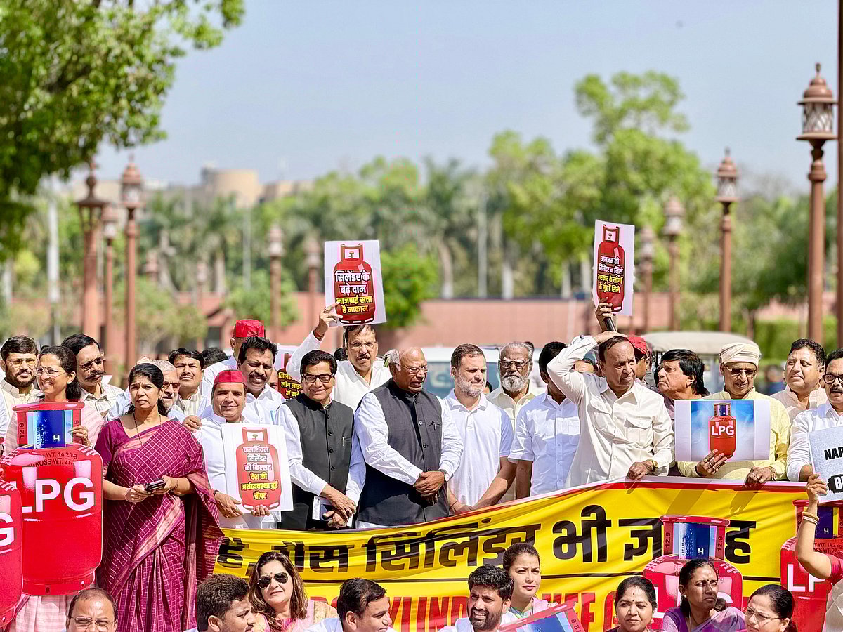 LPG गैस सिलेंडर को लेकर विपक्ष का संसद परिसर में प्रदर्शन