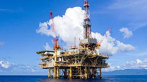 मध्य पूर्व में बढ़ते संघर्ष से कच्चा तेल फिर 100 डॉलर प्रति बैरल के पार