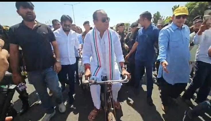 रिक्शा चलाकर विधानसभा पहुंचे मंत्री इरफान अंसारी