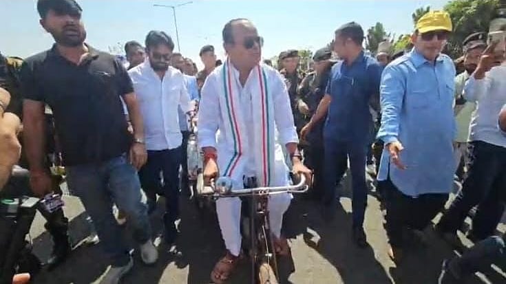 रिक्शा चलाकर विधानसभा पहुंचे मंत्री इरफान अंसारी