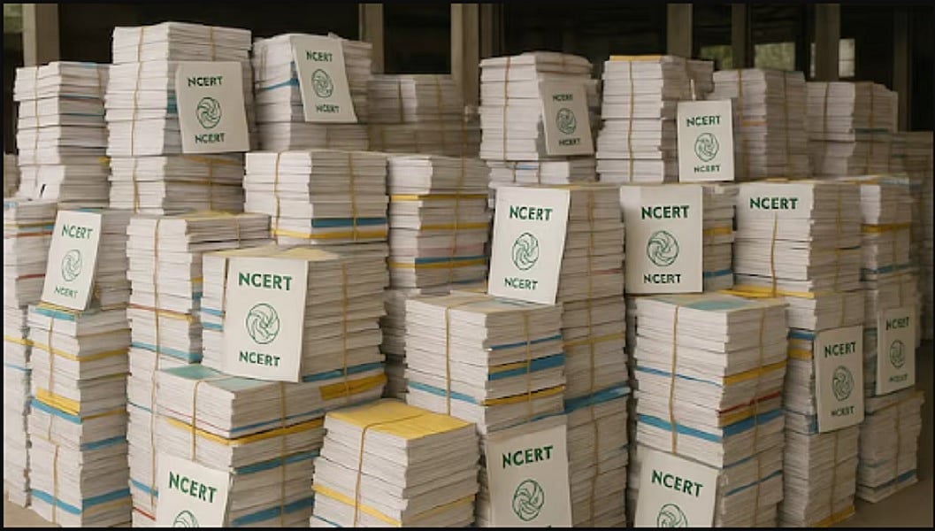 दिल्ली में एनसीईआरटी की नकली किताबों का गोदाम पकड़ाया, 5011 पुस्तकें जब्त, मालिक गिरफ्तार
