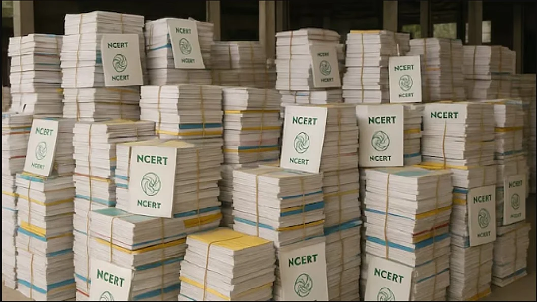 दिल्ली में एनसीईआरटी की नकली किताबों का गोदाम पकड़ाया, 5011 पुस्तकें जब्त, मालिक गिरफ्तार