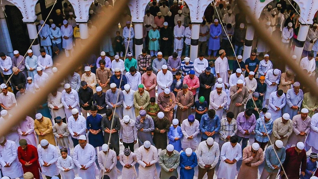 लखनऊ में शियाओं का प्रदर्शन, अमेरिका का झंडा रौंदा, जानें यूपी में कैसी रही अलविदा जुमा की नमाज