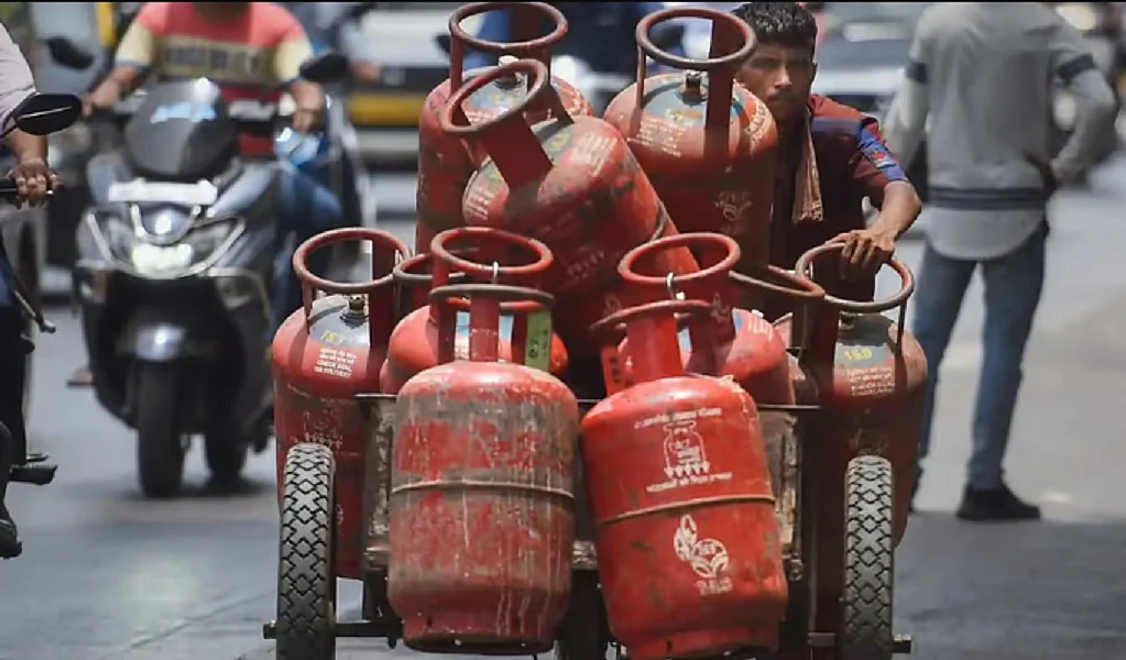 विष्णु नागर का व्यंग्यः 'नरेन्दर भी गायब, सिलेंडर भी गायब' का नारा बेकार, वह गायब था, गायब है, गायब ही रहेगा!