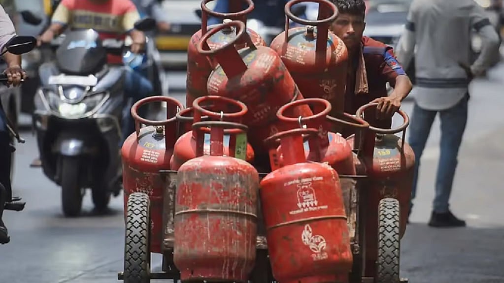 'नरेन्दर भी गायब, सिलेंडर भी गायब' का नारा बेकार, वह गायब था, गायब है, गायब ही रहेगा!