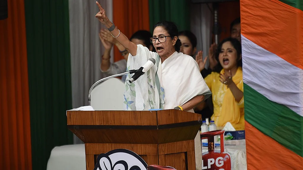 बंगाल में IAS-IPS अफसरों के तबादले पर ममता बनर्जी ने चुनाव आयोग को लिखा पत्र, कहा- यह संघवाद की भावना के खिलाफ