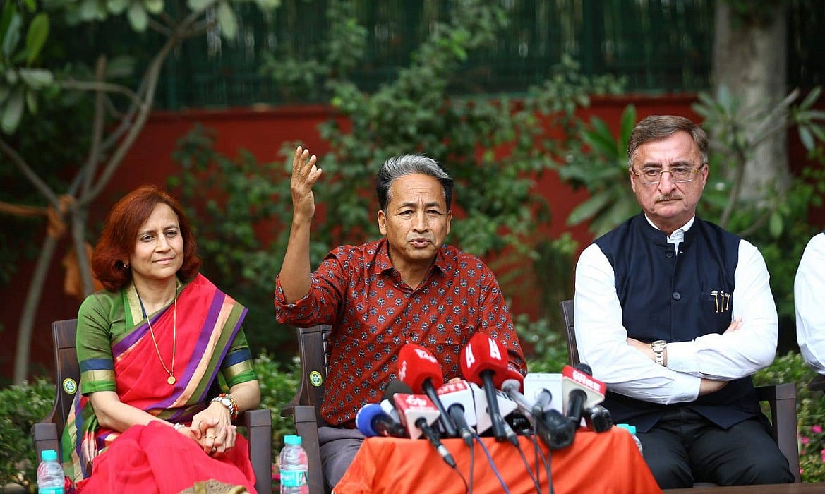 रिहाई के बाद सोनम वांगचुक, बोले- हम बातचीत के लिए ही संघर्ष कर रहे थे (फोटोः विपिन)