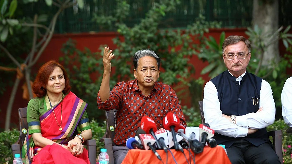 रिहाई के बाद सोनम वांगचुक, बोले- हम बातचीत के लिए ही संघर्ष कर रहे थे (फोटोः विपिन)