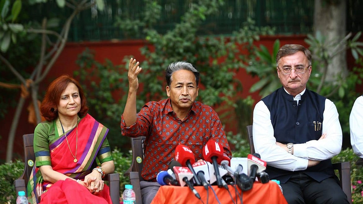 रिहाई के बाद सोनम वांगचुक, बोले- हम बातचीत के लिए ही संघर्ष कर रहे थे (फोटोः विपिन)