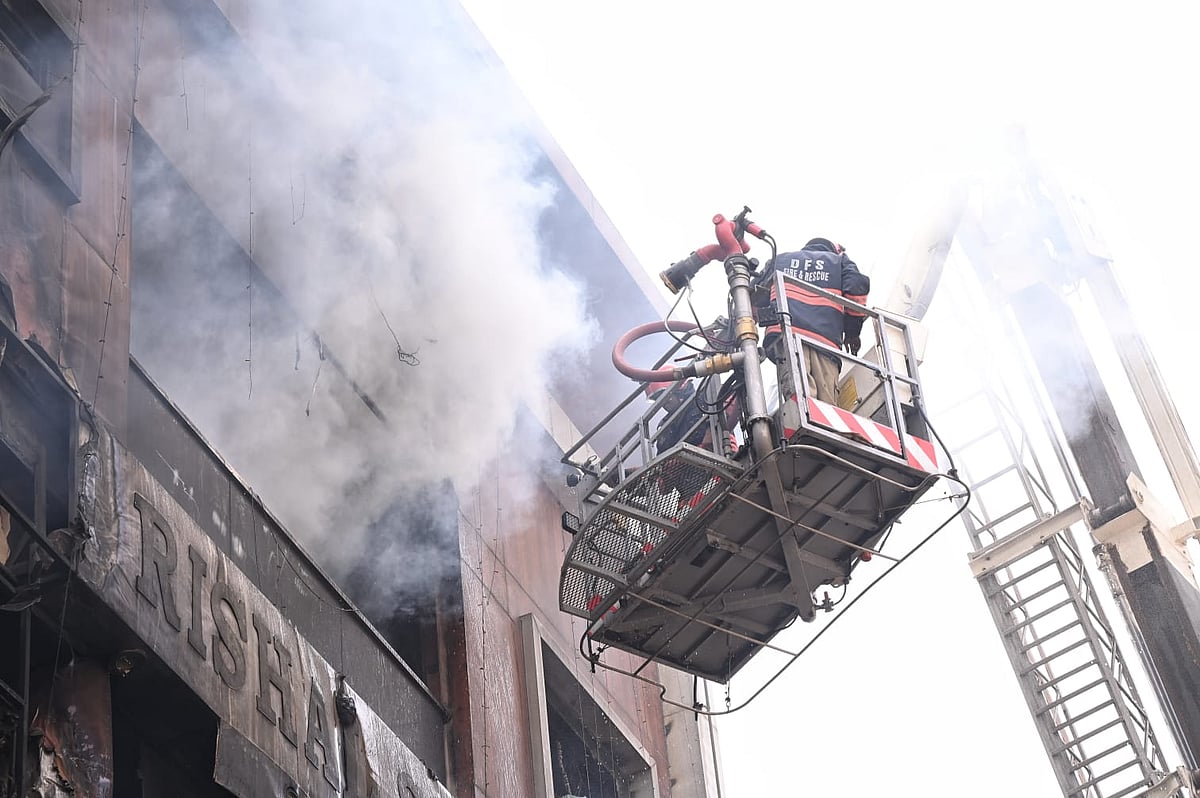 भयावह तस्वीरें: दिल्ली में पालम मेट्रो के पास लगी भीषण आग, 9 की जिंदा जलकर मौत, 2 लोग बिल्डिंग से कूदे