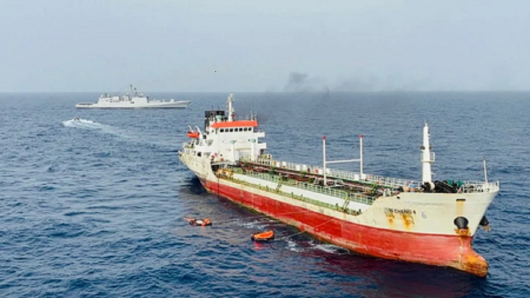 LPG संकटः तेल-गैस से लदे भारत के 22 जहाज होर्मुज स्ट्रेट क्षेत्र में फंसे, आगे बढ़ने की इजाजत का कर रहे इंतेजार