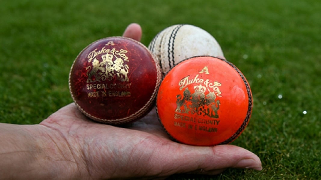 इंग्लिश क्रिकेट को करना पड़ सकता है 'ड्यूक' गेंदों की कमी का सामना, ईरान युद्ध के कारण शिपिंग में आई रुकावट
