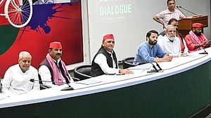 युवाओं के भविष्य से खिलवाड़ कर रही बीजेपी, देश को अंधेरे की तरफ ले जा रही हैः अखिलेश यादव