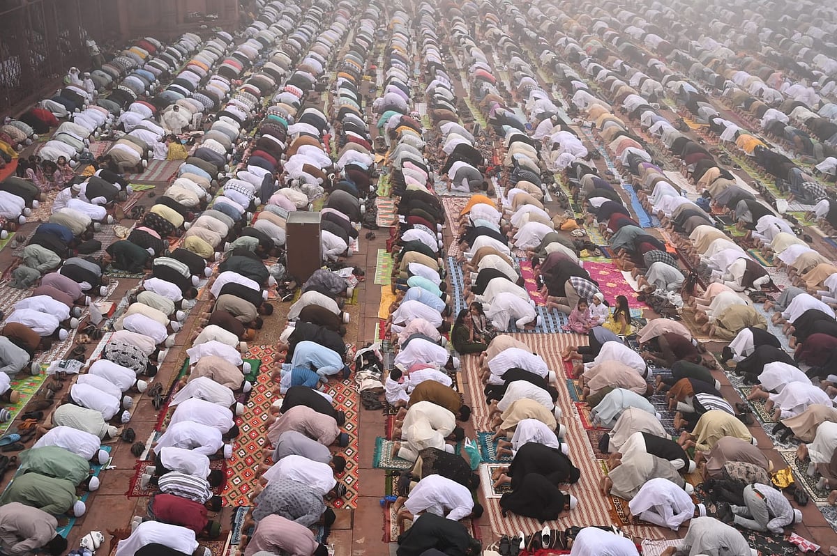 सजदे में झुके सिर: देशभर में ईद की धूम, जामा मस्जिद से लेकर अजमेर शरीफ तक जुटी भीड़, अमन-चैन, खुशहाली की मांगी दुआ