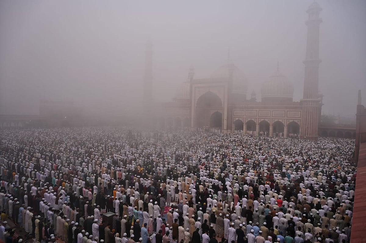 सजदे में झुके सिर: देशभर में ईद की धूम, जामा मस्जिद से लेकर अजमेर शरीफ तक जुटी भीड़, अमन-चैन, खुशहाली की मांगी दुआ