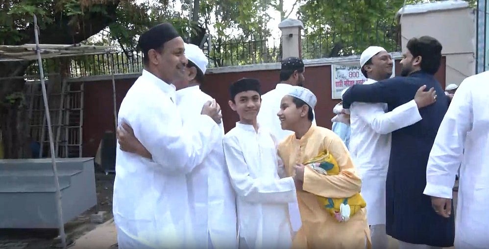 कड़ी सुरक्षा के बीच लखनऊ में मनाई जा रही ईद