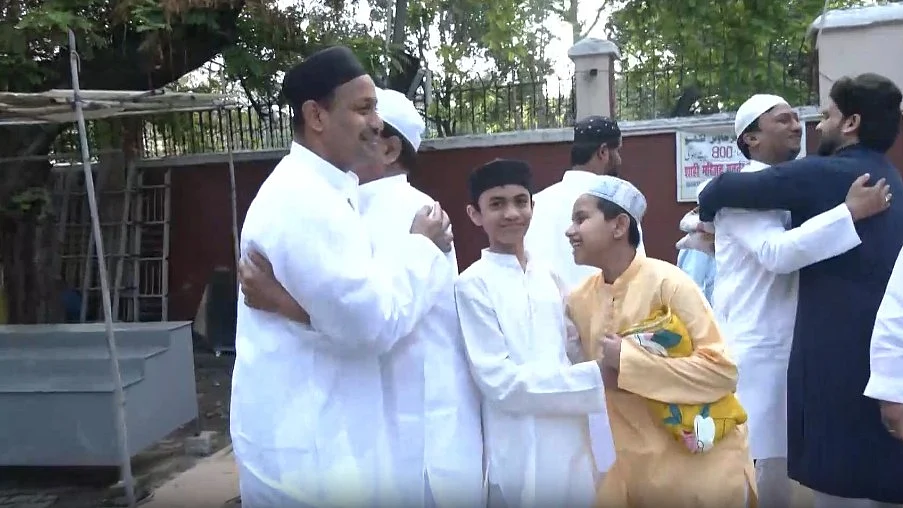 कड़ी सुरक्षा के बीच लखनऊ में मनाई जा रही ईद