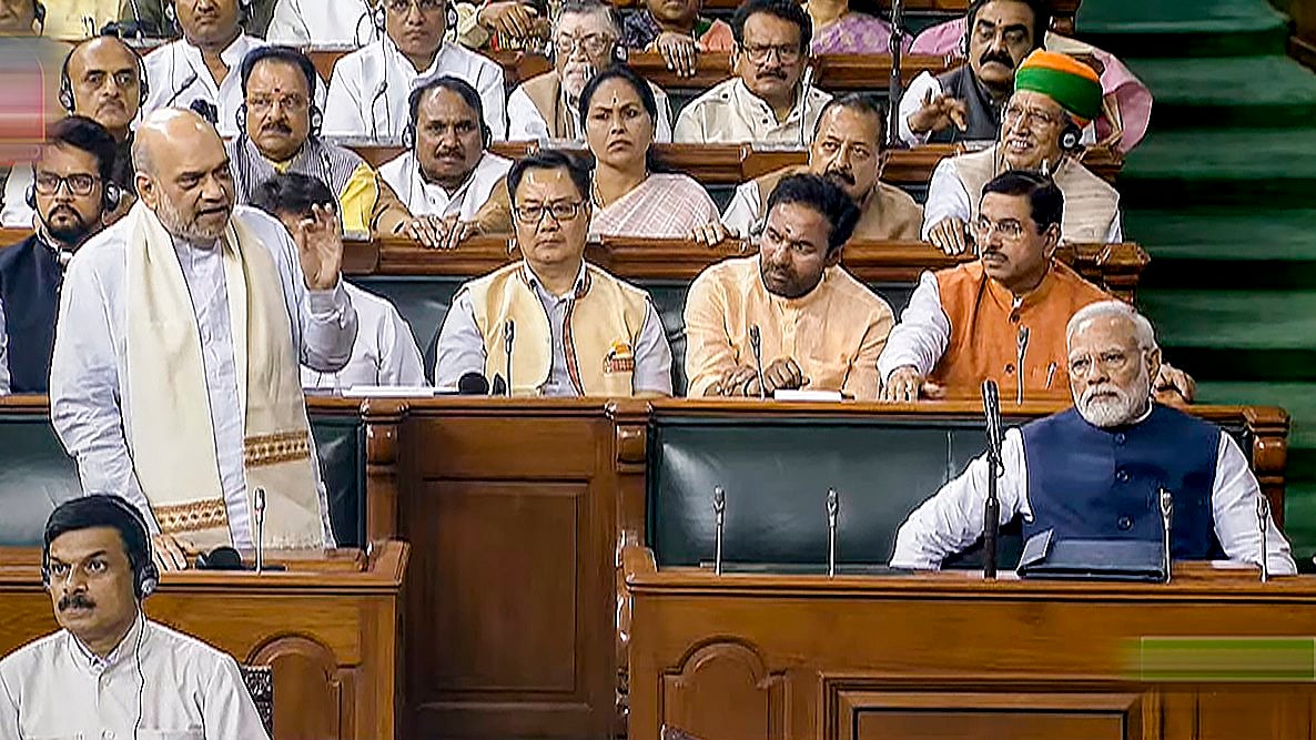 गृहमंत्रि अमित शाह और प्रधानमंत्री नरेंद्र मोदी संसद की कार्यवाही में हिस्सा लेते हुए (फोटो - संसद टीवी)