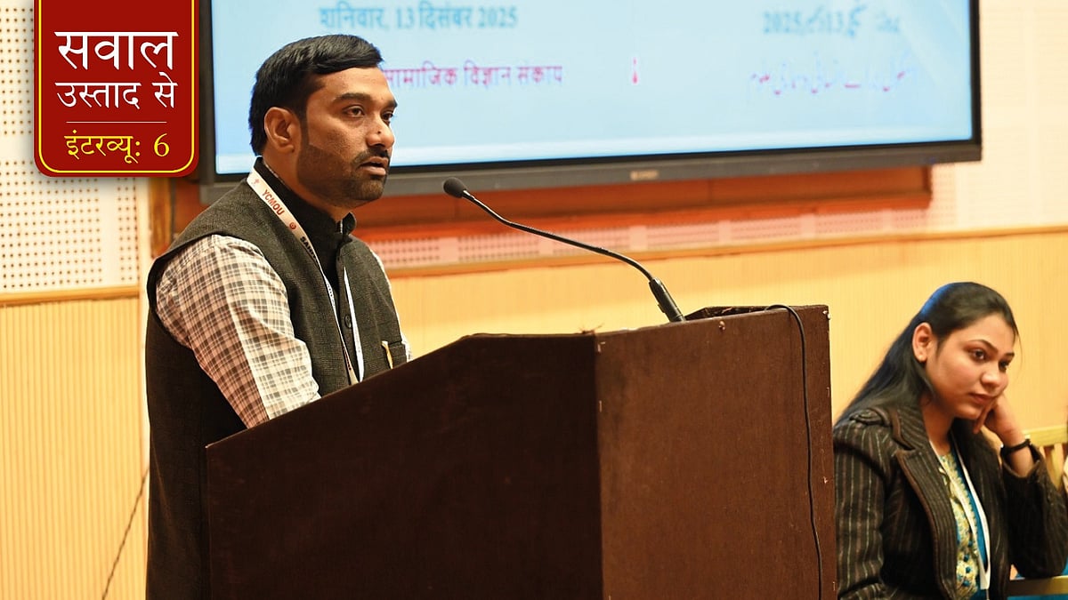 पूना कॉलेज ऑफ आर्ट्स, साइंस एंड कॉमर्स में उर्दू विभाग के असिस्टेंट प्रोफेसर डॉक्टर अबरार अहमद एक समारोह को संबोधित करते हुए।