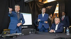 दुनियाः ट्रंप का दावा- 'सम्मानित' ईरानी नेता से बातचीत जारी, तेहरान का इनकार और किम की सत्ता बरकरार