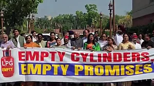 विपक्ष ने LPG संकट पर संसद परिसर में किया प्रदर्शन