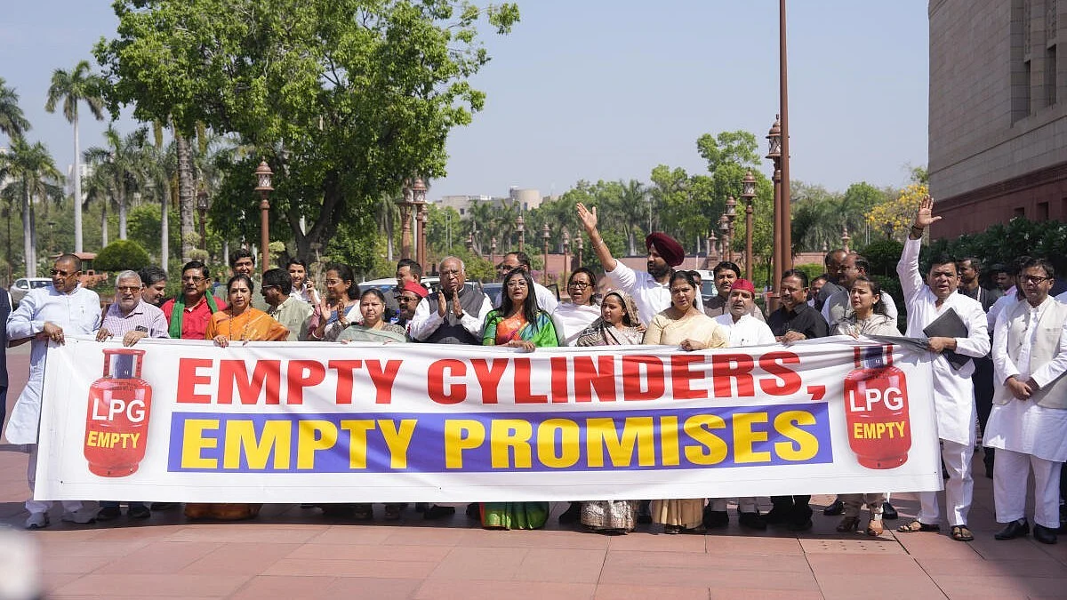 युद्ध के बीच रसोई गैस संकट गहराया; विपक्ष ने कालाबाज़ारी को लेकर सरकार पर साधा निशाना