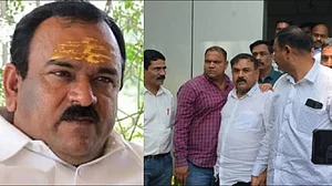 आस्था के नाम पर बाबाओं का बोलबाला, ज्ञान और तार्किकता की विदाई