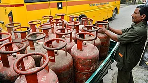 होटलों-रेस्तरां में 'एलपीजी शुल्क' वसूलने पर केंद्र ने लगाई रोक, कहा- उल्लंघन पर होगी सख्त कार्रवाई