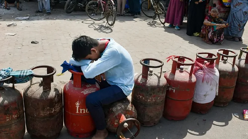 पीएनजी उपलब्ध होने पर कनेक्शन नहीं लेने वालों की एलपीजी आपूर्ति बंद होगी: सरकार