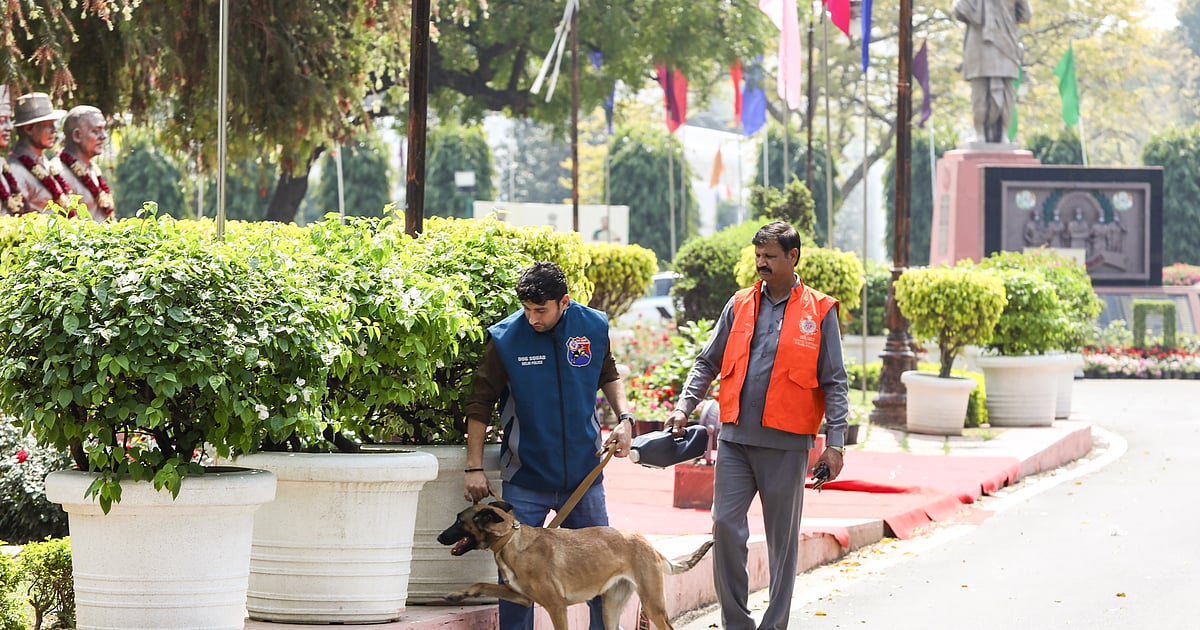 'बीजेपी ब्राह्मण एजेंट...', दिल्ली विधानसभा को फिर मिली बम की धमकी, साइनाइड गैस और RDX का दावा